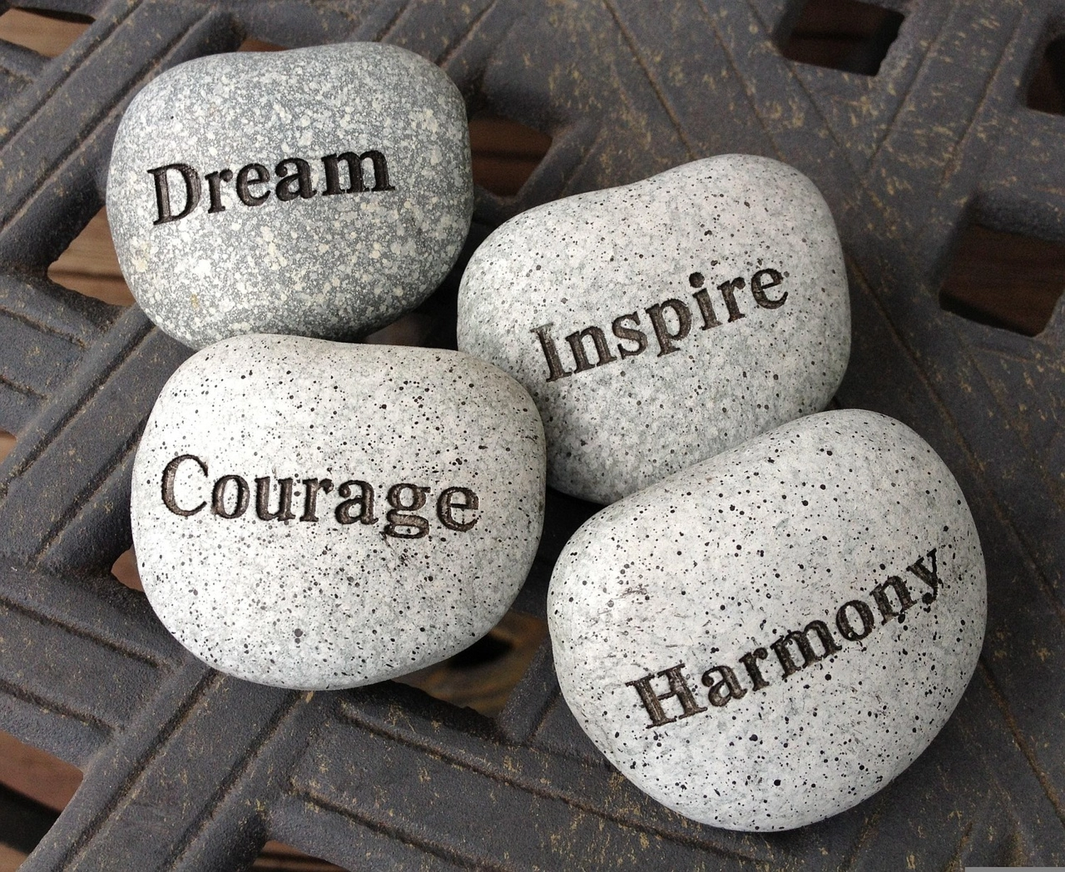 Mindtrail - Coaching und Mentoring - Die auf den Steinen sichtbaren Wörter lauten: Traum, Inspiration, Mut und Harmonie.